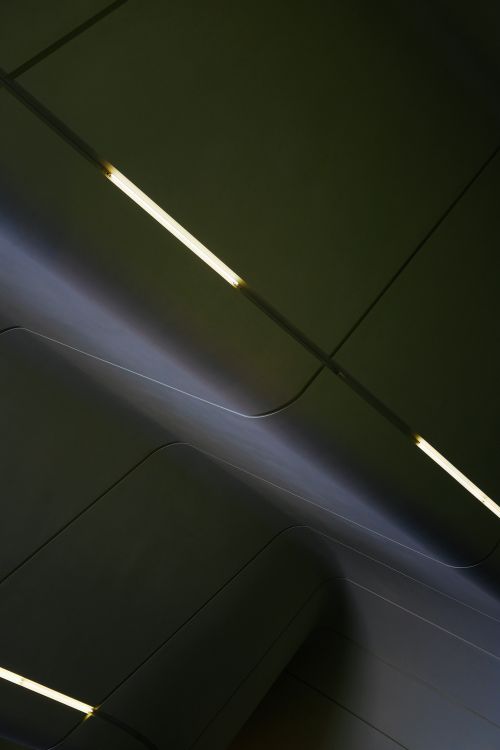 Free Smooth modern ceiling design with sleek futuristic lighting, showcasing innovative architecture. Stock Photo