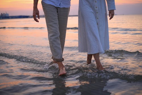 Foto d'estoc gratuïta de aigua poc profunda, amor, caminant