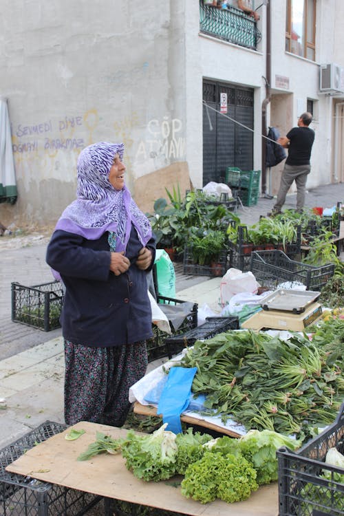 dikey atış, Kadın, marul içeren Ücretsiz stok fotoğraf