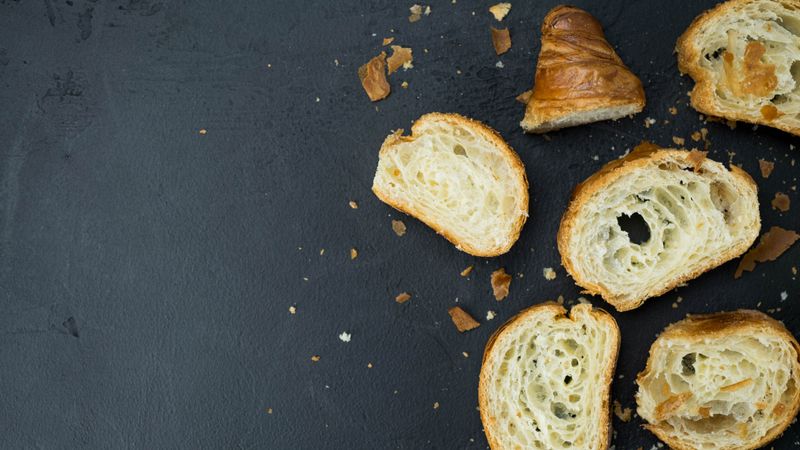 Frisch gebackene Croissants, aufgeschnitten