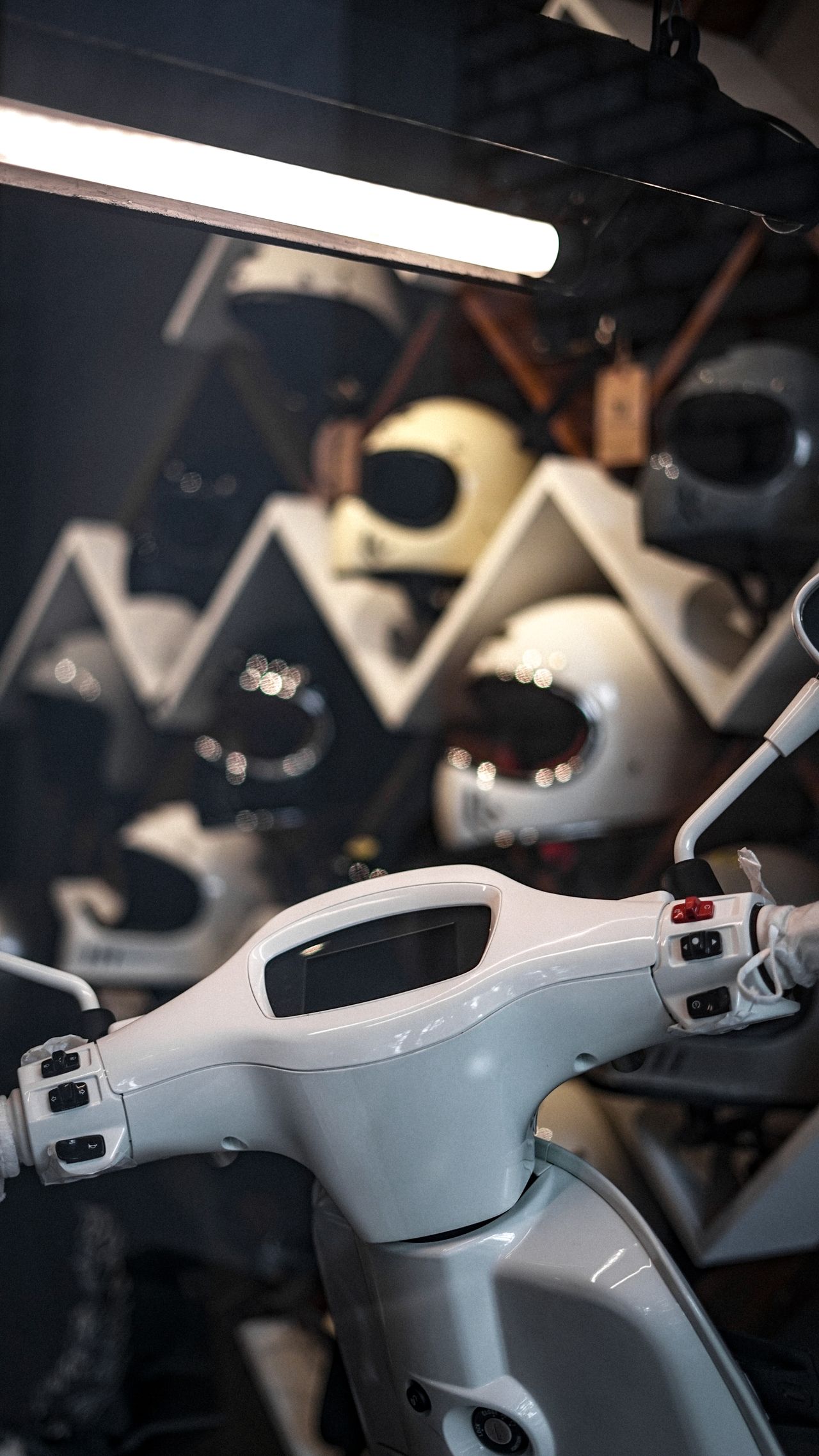 Scooter-Lenker in einem Ausstellungsraum
