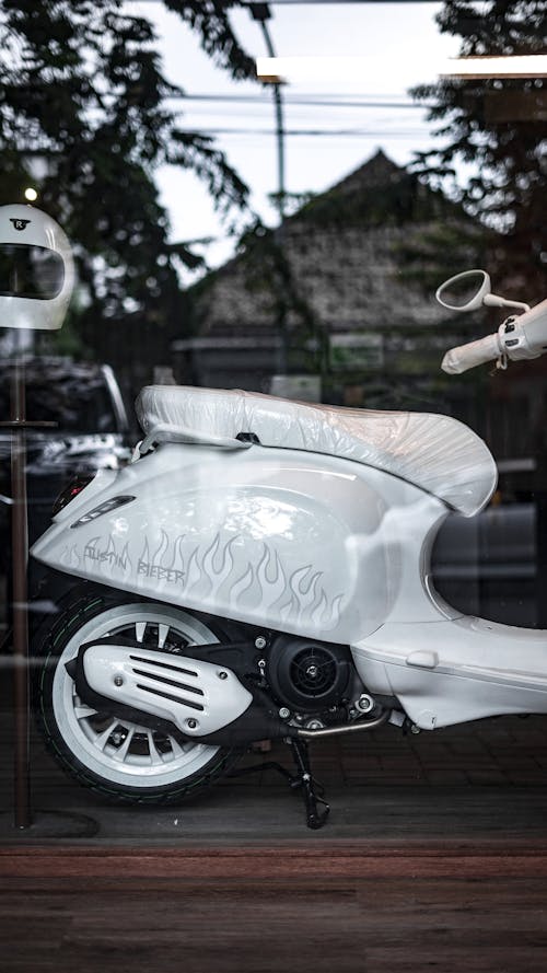 Darmowe zdjęcie z galerii z biały, motocykl, odbicie