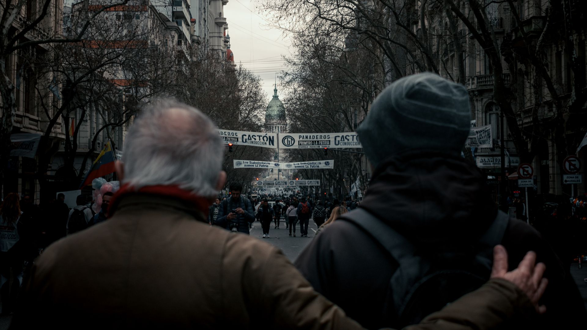 Multitud de manifestantes frente a un edificio de gobierno