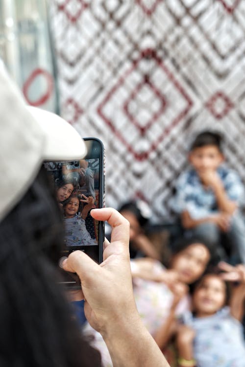 Foto stok gratis anak kecil, berfoto, handphone