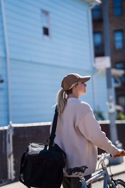 Ilmainen kuvapankkikuva tunnisteilla blondi, bokeh, laukku