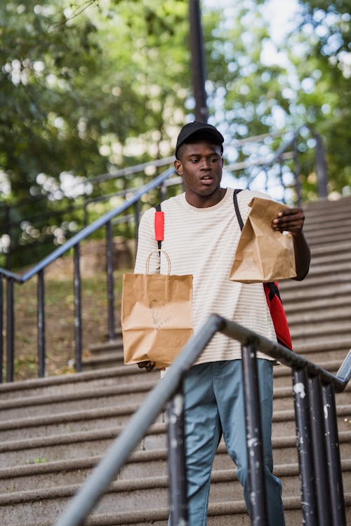 Gratis stockfoto met Afro-Amerikaanse man, bekijken, bestellen