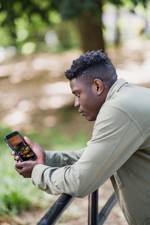 Gratis stockfoto met Afro-Amerikaanse man, app, bestellen