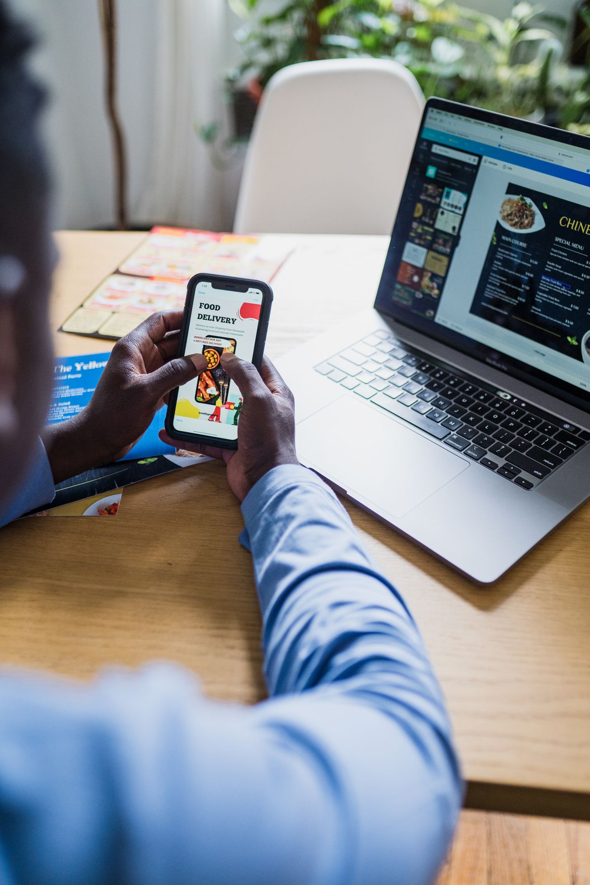 Pessoa segurando smartphone e fazendo um pedido em aplicativo
