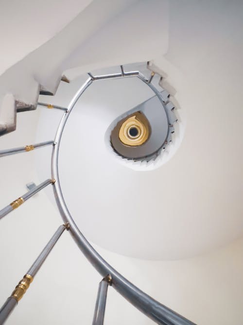 Kostnadsfria Kostnadsfri bild av lågvinkelfoto, spiraltrappa, trappa Stock foto
