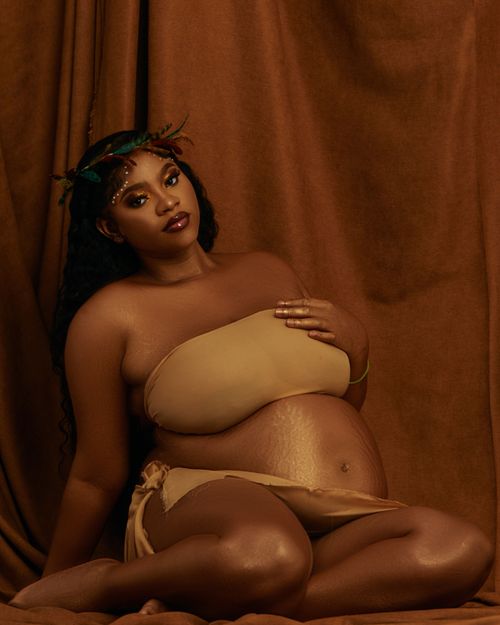 Free Artistic maternity portrait of an African woman in Ghana, wearing a graceful outfit. Stock Photo