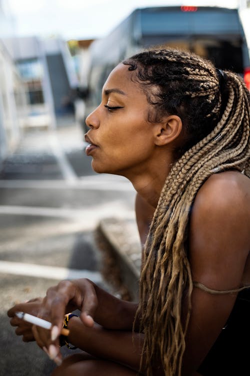 Základová fotografie zdarma na téma afroameričanka, černoška, cigareta