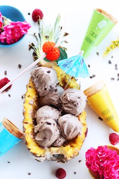美味的巧克力冰淇淋装在空心菠萝里，四周点缀着充满夏日气息的装饰
