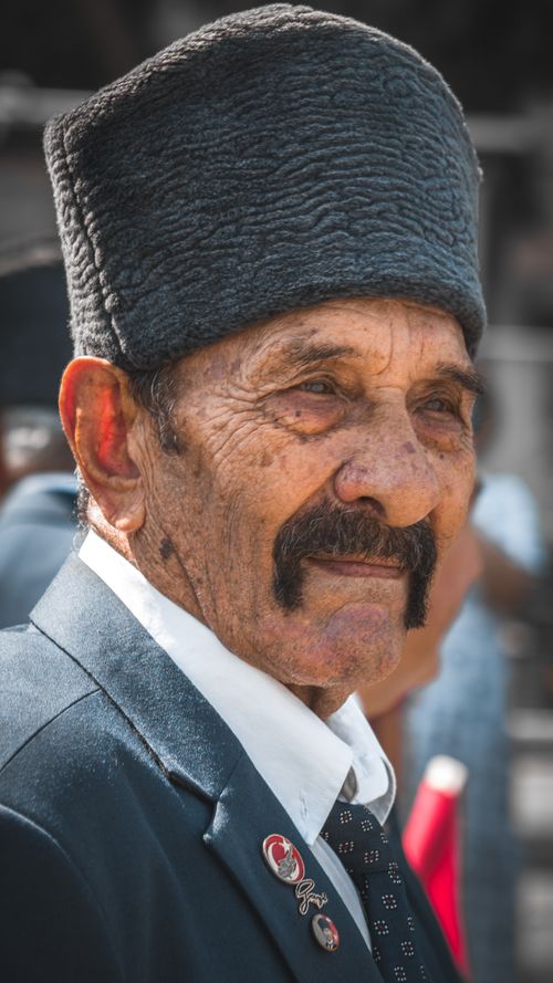 Free Portrait of an elderly man in a traditional hat and suit, exuding elegance and wisdom. Stock Photo