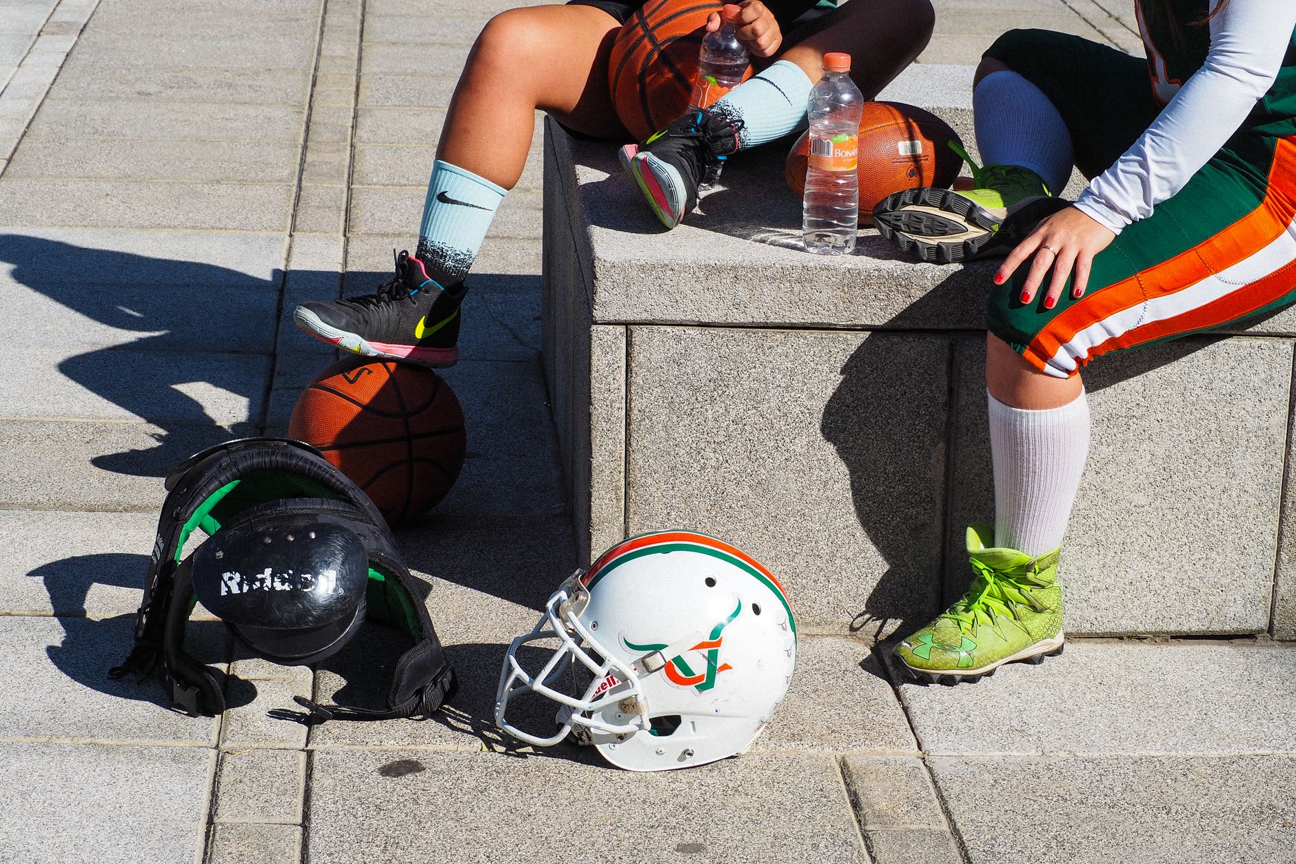 Athletic gear and people in sportswear resting outdoors in Mexico City.