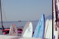 在意大利马尔克西恩一个宁静的湖边，晴朗的天空下，冲浪板排成一排