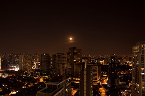 Безкоштовне стокове фото на тему «cidade, lua, noite»