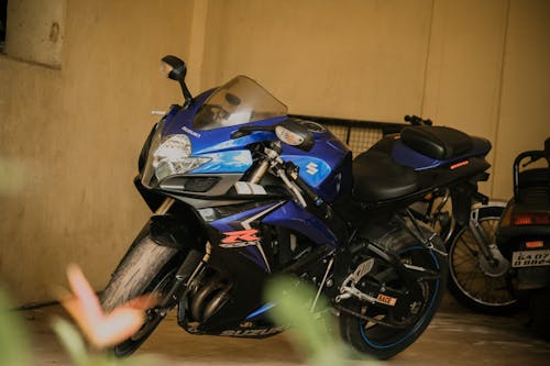 Kostenloses Stock Foto zu blau und rot, schnell, sport-bike