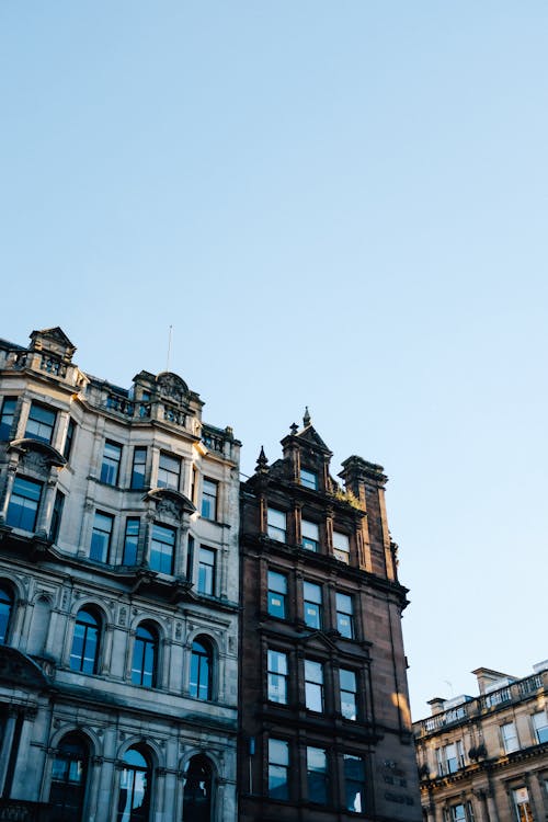 Fotos de stock gratuitas de arquitectura, cielo azul claro, edificios