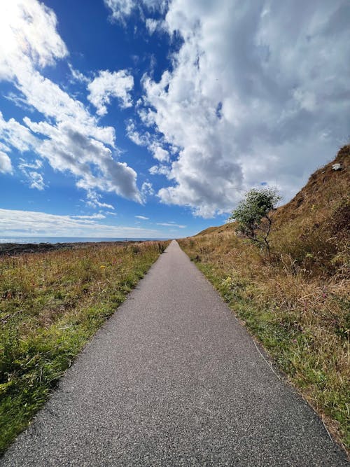 Gratis lagerfoto af asfaltvej, blå himmel, bright sun