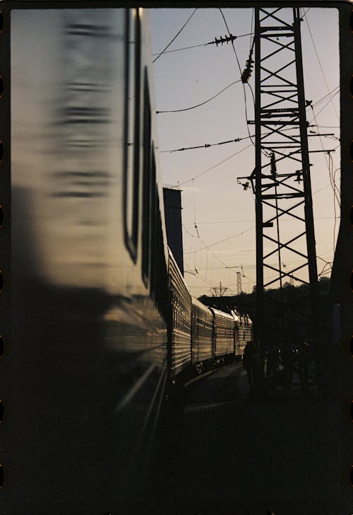 列車, 垂直ショット, 夕暮れの無料の写真素材