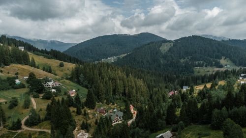 Free Explore the serene mountain village of Yablunytsya with lush forests and charming houses nestled in the Carpathians. Stock Photo