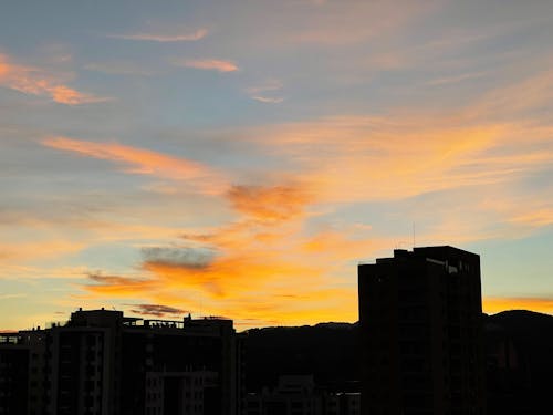 アグア火山, グアテマラ, グアテマラシティの日の出の無料の写真素材