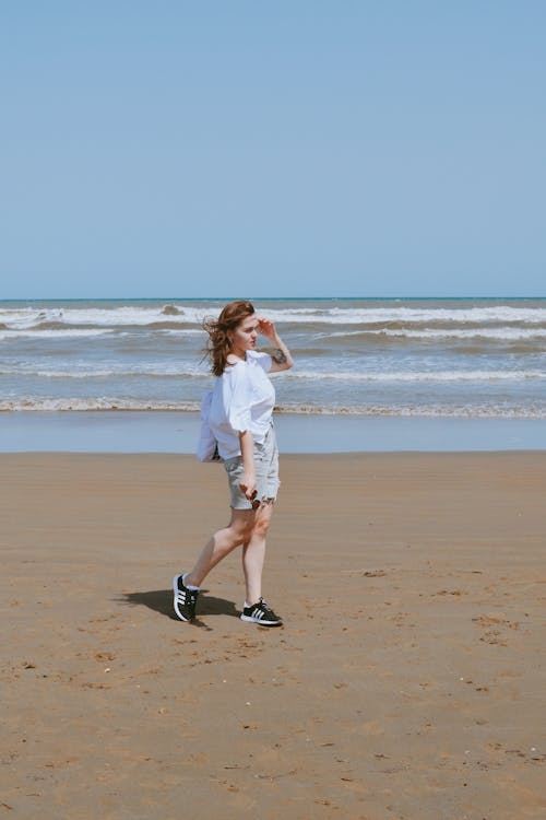 Základová fotografie zdarma na téma chůze, mávání, moře