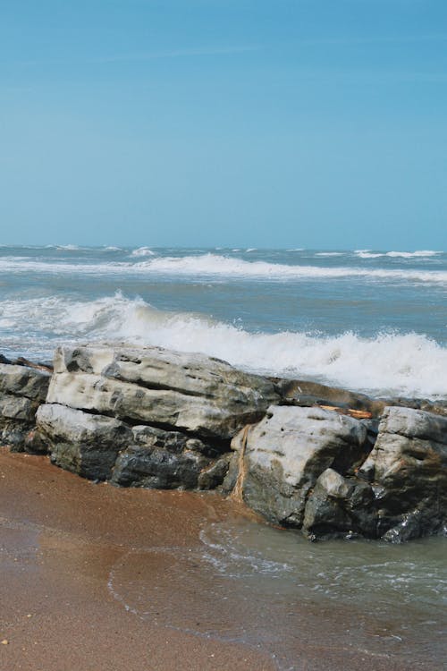 Бесплатное стоковое фото с берег, береговая линия, вертикальный выстрел