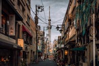 在东京新宿充满活力的城市街景中，可以欣赏到东京天空树的景色