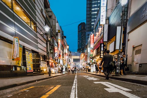 在高層建築之間行走的人