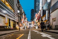 东京新宿充满活力的街景，展现了霓虹灯下繁华的夜生活