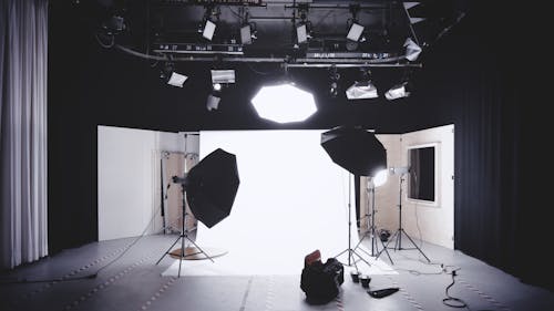 Fotostudio Met Witte Houten Ingelijste Wandspiegel