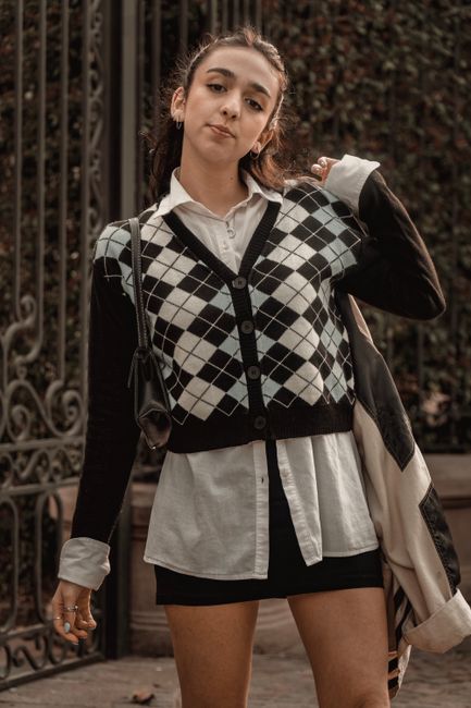 Argyle cardigan over a white shirt and a black mini. Preppy mood today 🤍
#ootd #multicolor #cardigan #skirt