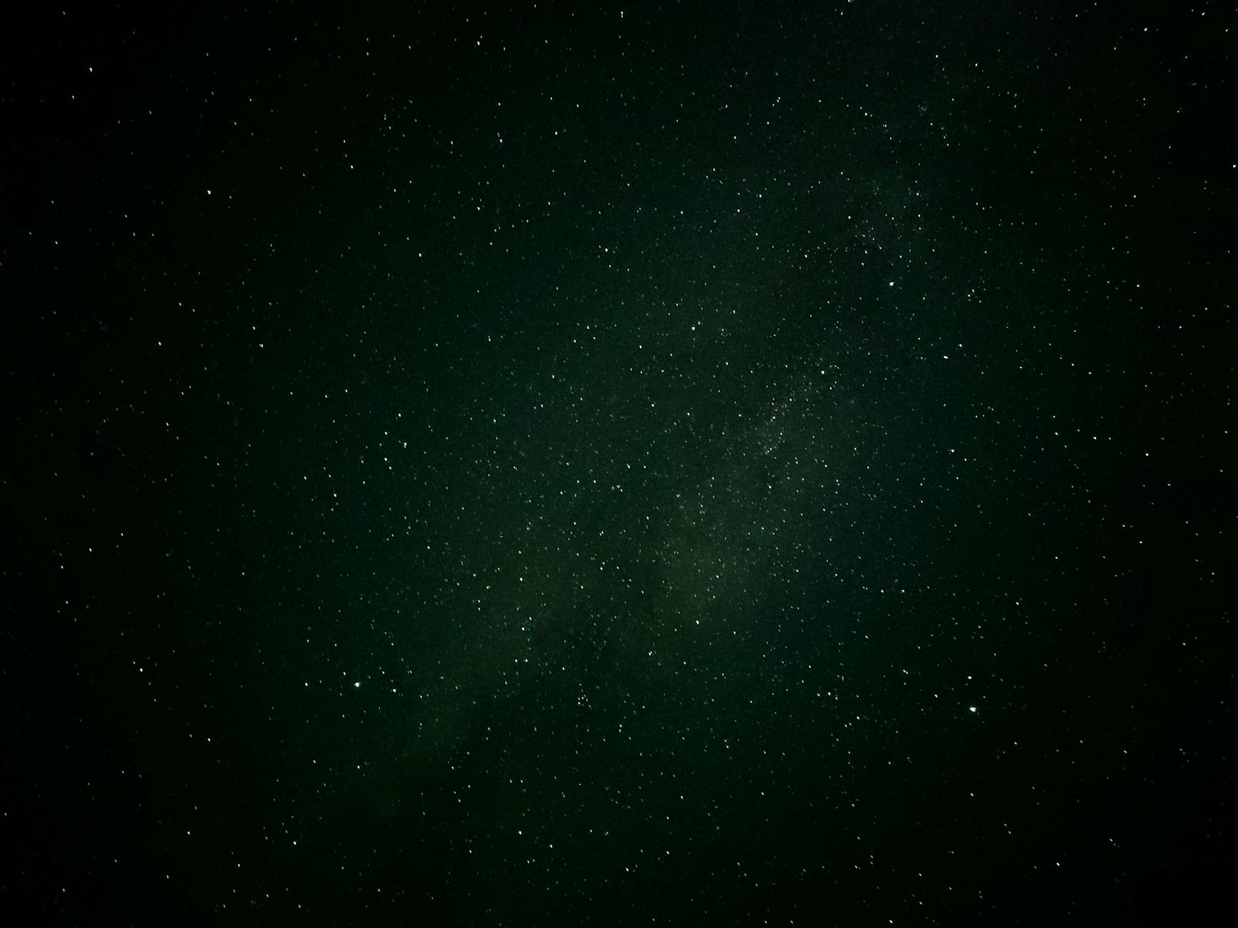 Yıldızlı bir gece gökyüzü illüstrasyonu önünde derin düşüncelere dalmış, zihni karmaşık grafiklerle dolu bir insan silüeti ve Kova burcu sembolü.