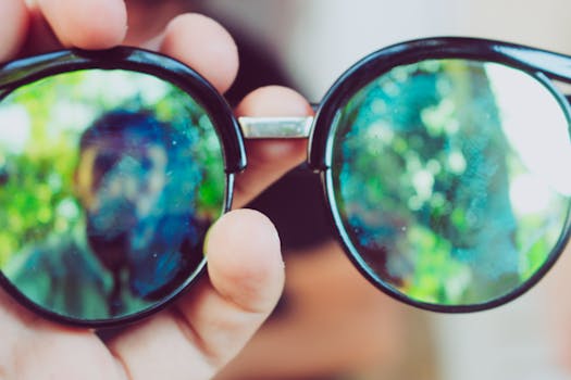 手持太阳镜，能产生自然倒影，营造出艺术模糊效果