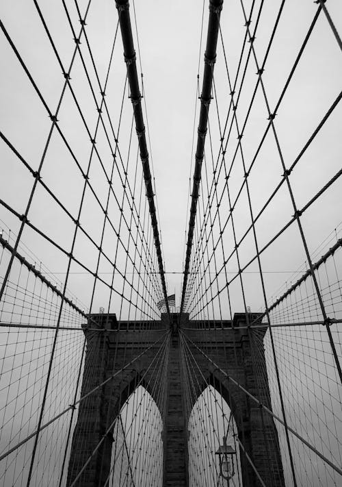 Безкоштовне стокове фото на тему «Бруклінський міст, вертикальні постріл, відтінки сірого»