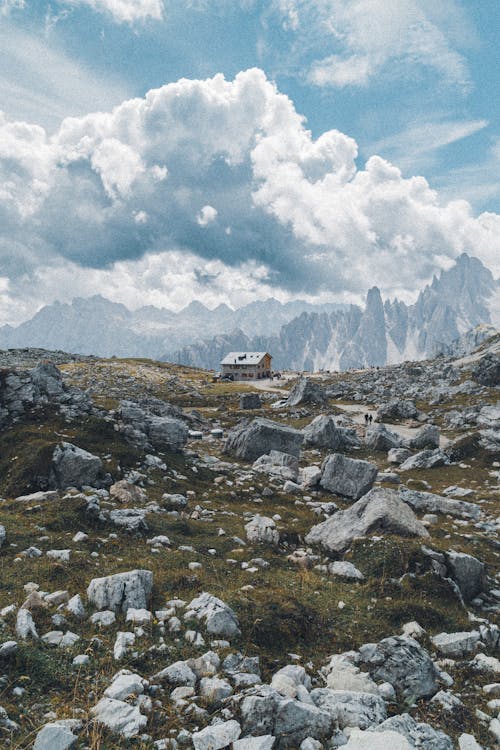 Gratis lagerfoto af bane, bjerge, blå himmel