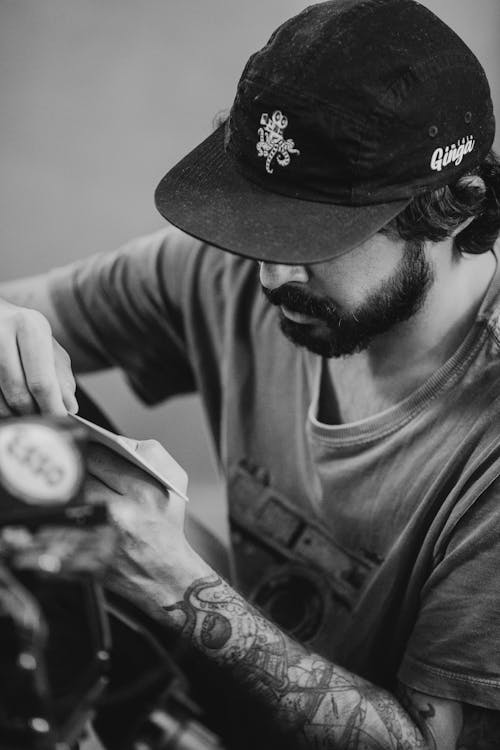 Fotos de stock gratuitas de barba, blanco y negro, camiseta de manga corta