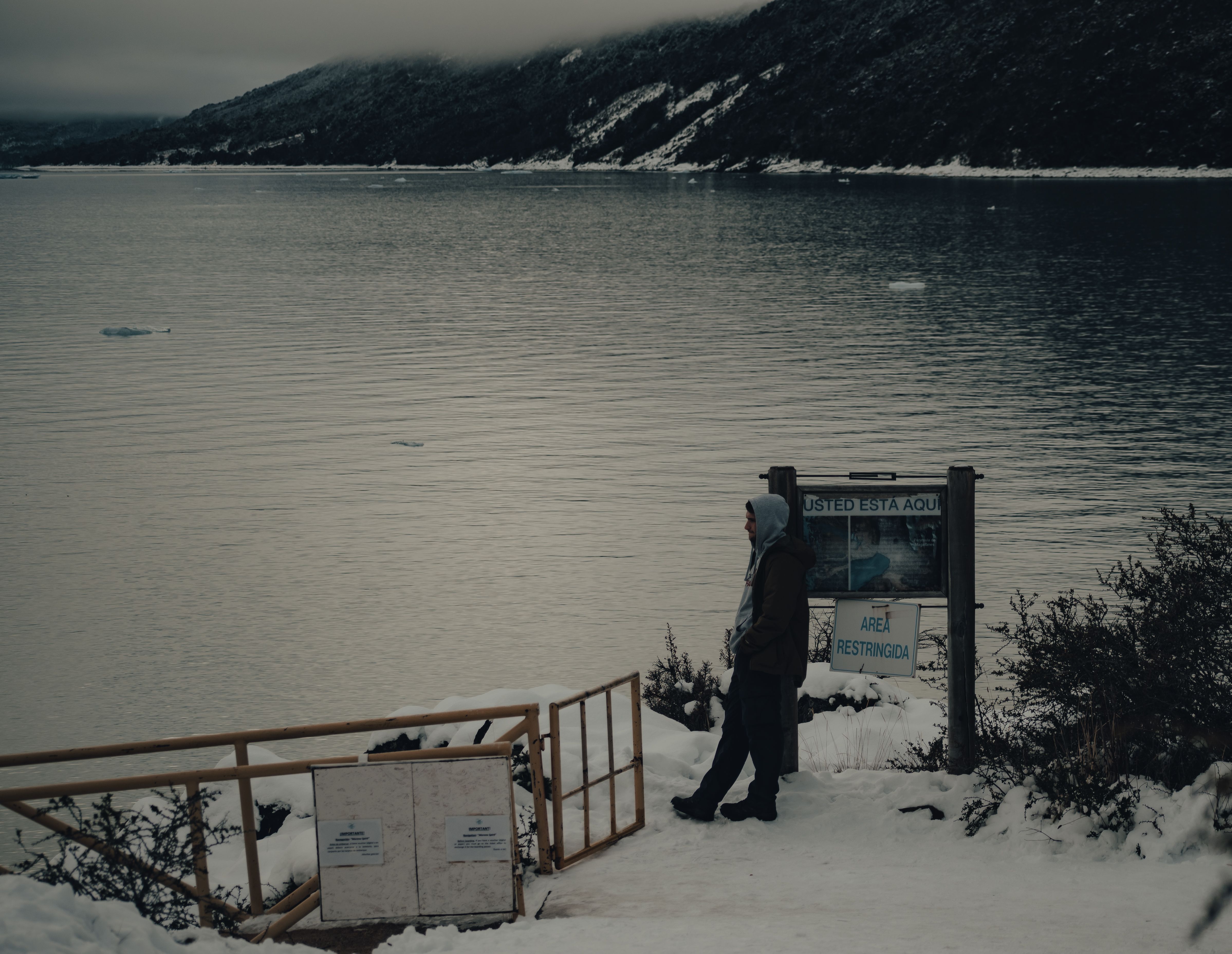 Γιατί παθαίνω πόνο στο στομάχι όταν κολυμπάω σε πολύ κρύα νερά λίμνης;