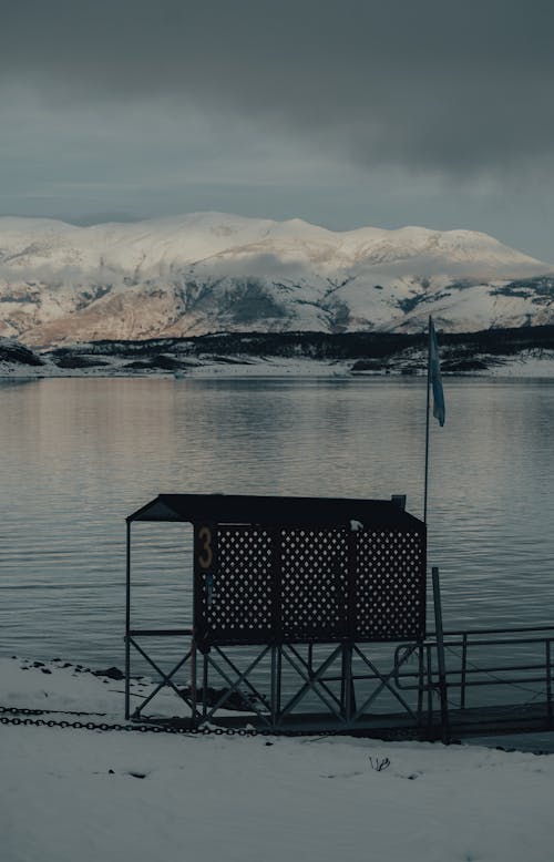 Бесплатное стоковое фото с lakeshore, вертикальный выстрел, горы
