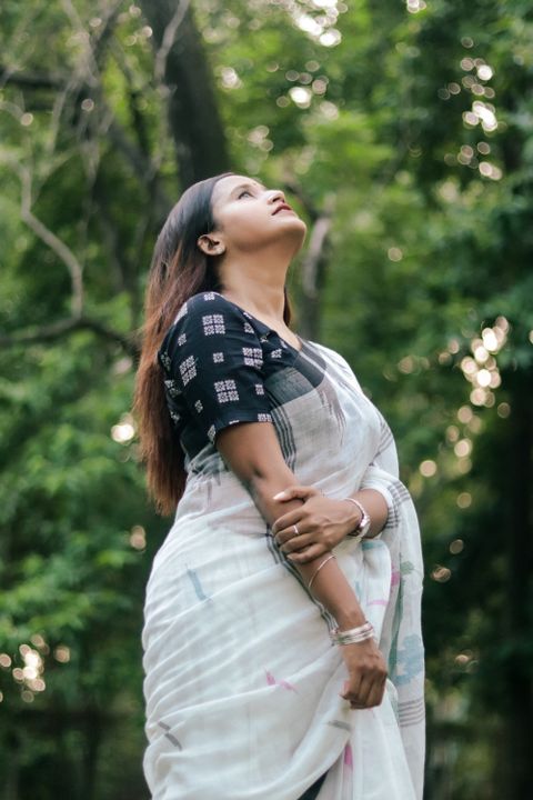 Woman wearing an off-white handloom cotton saree