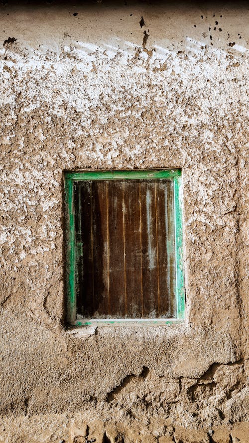 Darmowe zdjęcie z galerii z betonowa ściana, okno, pionowy strzał
