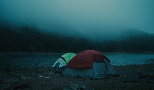 Free Camping tents beside a foggy lake in Guanajuato, Mexico, at twilight. Stock Photo