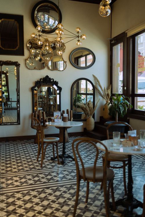 Free Charming Eskişehir café featuring elegant mirrors and cozy seating. Stock Photo
