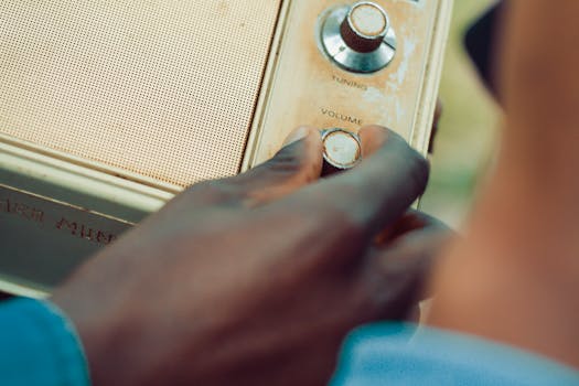 在户外手动调节老式收音机的音量