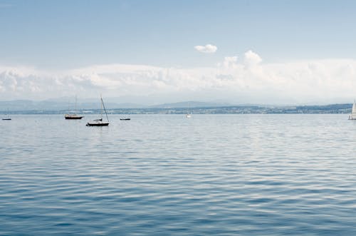 Бесплатное стоковое фото с вода, голубое небо, корабль