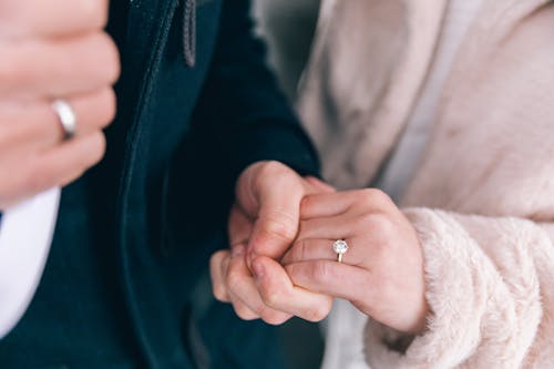 Foto profissional grátis de aliança, anel de diamante, anel de noivado