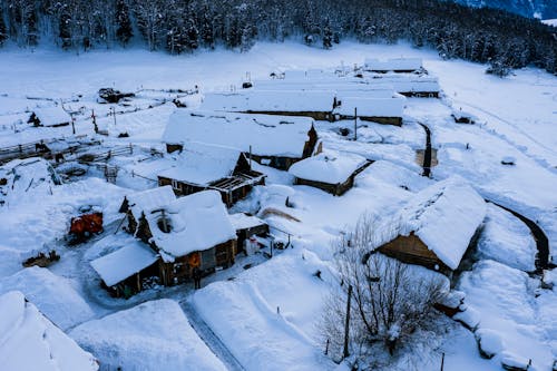 Fotos de stock gratuitas de casas, cubierto de nieve, foto con dron