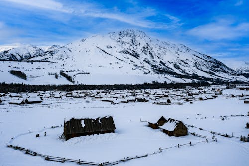 Gratis lagerfoto af bjerge, bjergkæde, bjerglandsby