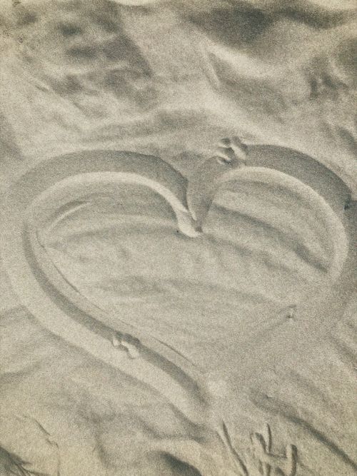 Free Heart shape drawn in the sandy beach of Kocaeli, Turkey, capturing love and summer vibes. Stock Photo